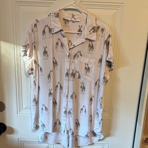 Jane & Delancey White Giraffe Print Shirt